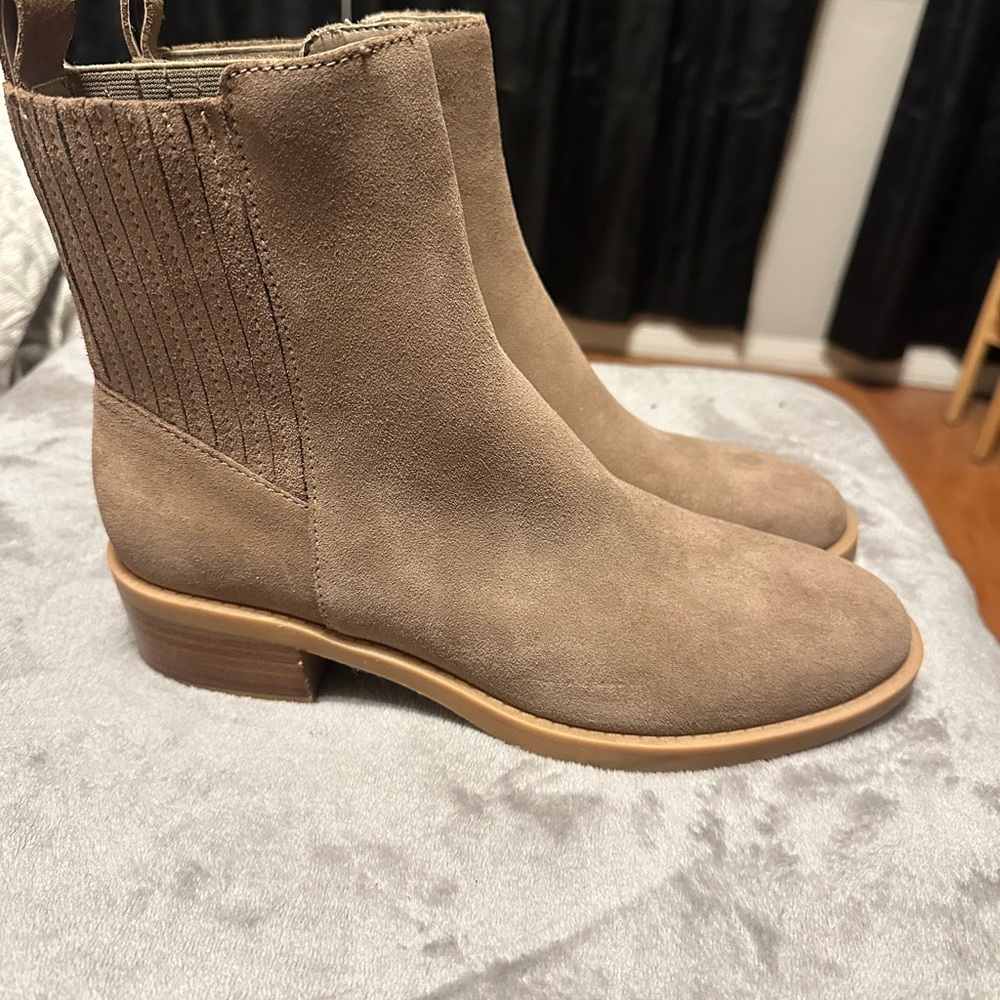 NEVER WORN Dolce Vita - Farlin Chelsea Bootie TAUPE 8.5